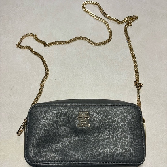 Tommy Hilfiger Crossbody Bag with Gold Chain - Picture 7 of 7